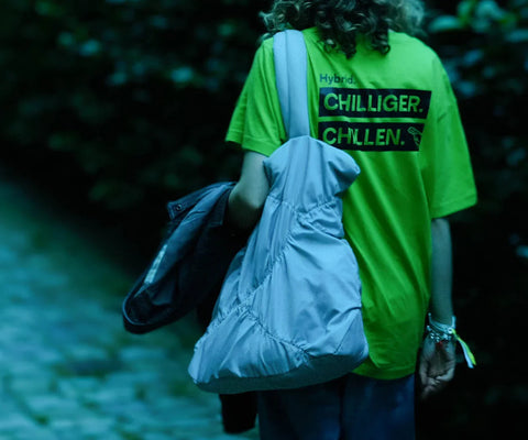 Frau von hinten in einem Hybrid Filter T-Shirt mit Taschen