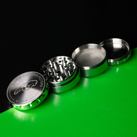 Edelstahl Grinder in 4 Teile zerlegt – Deckel, Mahlwerk, Sieb und Auffangkammer separat sichtbar, hochwertige Verarbeitung und präzise Details im Fokus