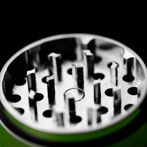 Grinder Basics: Diese Materialien liefern den besten Grind - Hybrid Filter