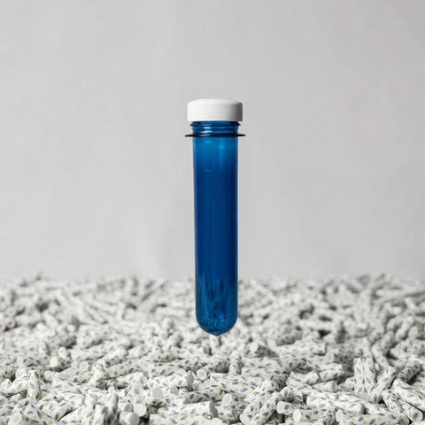 Blauer Hybrid Aschenbecher im Vordergrund, im Hintergrund Hybrid Aktivkohlefilter – stilvoll präsentiert als praktisches Cannabis-Zubehör für unterwegs