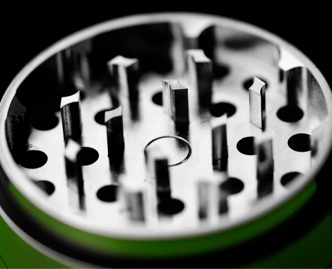 Edelstahl Grinder mit Hybrid Filter Branding. Hochqualitative Details von rostfreie Edelstahl