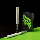 Zwei gedrehte Joints mit Hybrid Glasfilter neben schwarzer Glass Tips Dose auf grün-schwarzem Hintergrund
