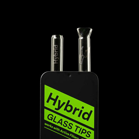 Nahaufnahme zweier klarer Hybrid Glasfilter in Farbe Smoke, gerades Bullet Tip und trichterförmiges Duck Tip, aus der Dose ragend
