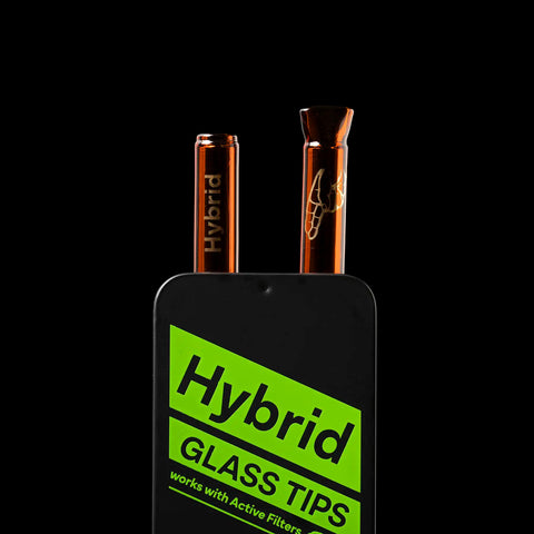 Nahaufnahme zweier bernsteinfarbener Hybrid Glass Tips mit Logo-Gravur, Bullet Tip und Duck Tip