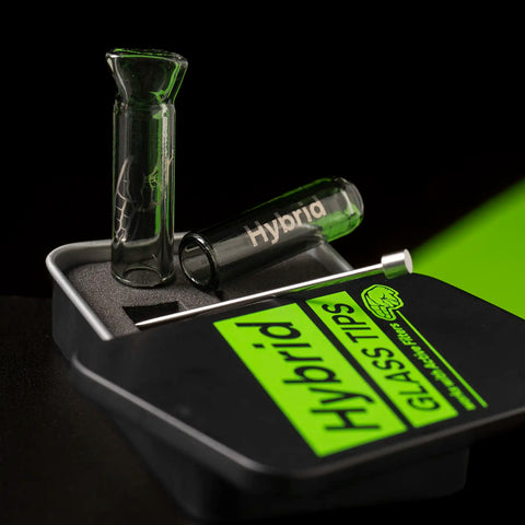Nahaufnahme zweier klarer Hybrid Glasfilter, gerades Bullet Tip und trichterförmiges Duck Tip, aus der Dose ragend