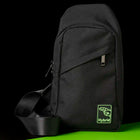 Hybrid Sling-Bag in Schwarz, Vorderansicht mit diagonalem Reißverschluss und grünem Hybrid Logo-Patch