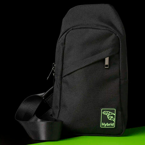 Hybrid Sling-Bag in Schwarz, Vorderansicht mit diagonalem Reißverschluss und grünem Hybrid Logo-Patch