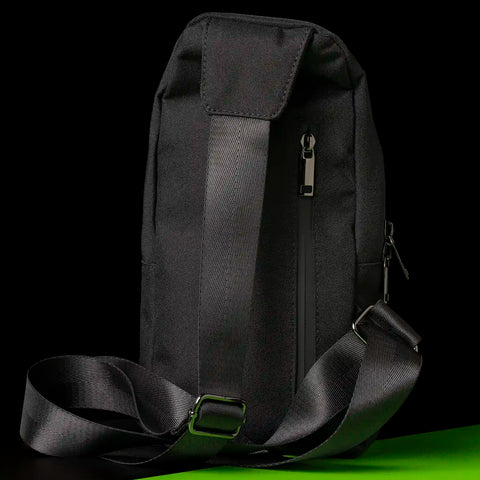 Rückansicht der schwarzen Hybrid Sling-Bag mit gepolstertem Schultergurt, verstellbarer Schnalle und Reißverschluss-Rückfach