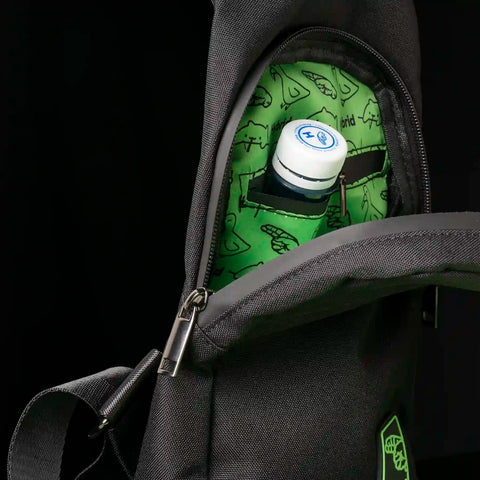 Innenansicht der Hybrid Smellproof-Bag mit grünem Innenfutter, Doodle-Print und Taschenbecher im Fach