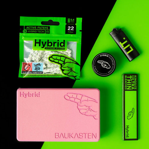 Baukasten Mini Rainbow gefüllt mit Hybrid Supreme Filters Produkte Flat Lay fotografiert: King Size Longpaper, BIC Feuerzeug, Bag 22 Hybrid Supreme Filters und Grinder xx1 Hybrid Filters