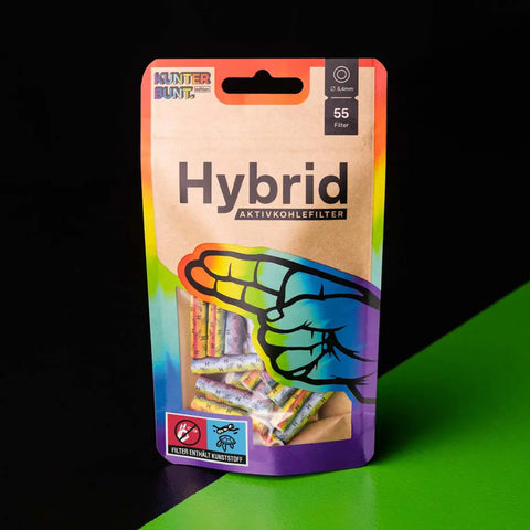 Hybrid Aktivkohlefilter 55er Pack Kunterbunt Edition – Regenbogenfarbene Filter in braun-grüner Verpackung mit Handlogo und Hinweis „Filter enthält Kunststoff“, Ø 6,4 mm.