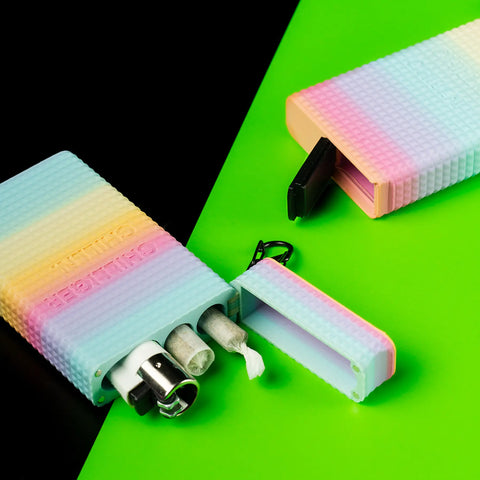 Baukasten ToGo in Rainbow mit zwei Pre-Rolls und Feuerzeug im Dübelfach, daneben der integrierte Taschenaschenbecher.