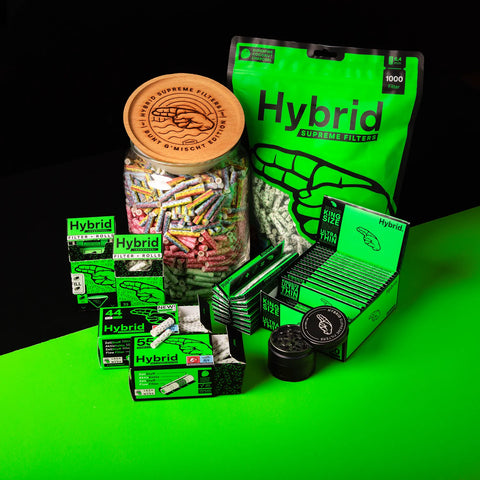 Hybrid Supreme Filters Großes Bunt-Bundle mit 1000er-Bag, Bunt-Mix-Glas, Filterboxen, Longpapers und Grinder auf neongrünem Hintergrund.