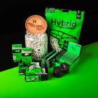 Hybrid Supreme Filters Bundle in Grün-Schwarz mit 1000er-Bag, Filtergläsern, Longpapers, Rolls, Boxen und Grinder auf schwarzem Hintergrund.