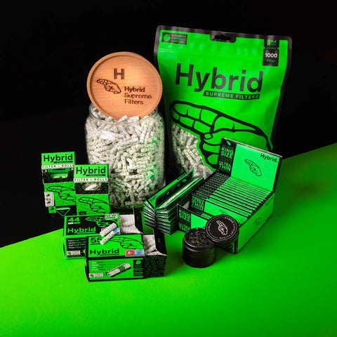 Hybrid Supreme Filters Bundle in Grün-Schwarz mit 1000er-Bag, Filtergläsern, Longpapers, Rolls, Boxen und Grinder auf schwarzem Hintergrund.
