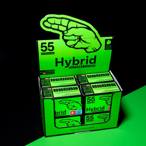 Hybrid Supreme Filters 55er Displaybox mit mehreren Packungen Aktivkohlefilter (Ø 6,4 mm) – leuchtend grüne Verpackung mit Handlogo und Aufschrift „Superfine Coconut Charcoal“, hergestellt in Österreich.