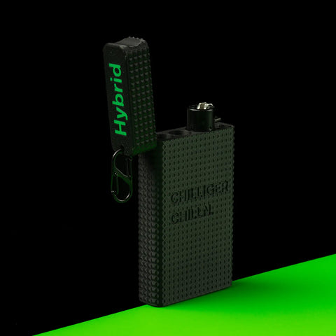 Geöffneter Baukasten ToGo in Schwarz mit Clipper Feuerzeug und grünem Hybrid Schriftzug am Deckel.
