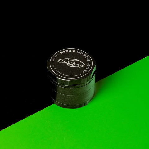 Keramik Grinder Hybrid in dichter Nahaufnahme, geschlossen, schwarzer Hintergrund.