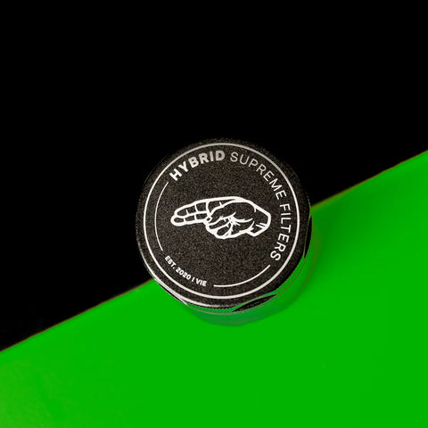 Keramik Grinder Hybrid aus der Vogelperspektive mit Logo-Deckel.