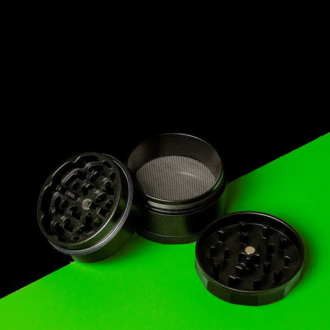 Auseinandergenommener Keramik Grinder Hybrid mit Fokus auf Edelstahl-Sieb und Gehäuse.