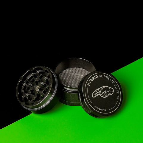 Keramik Grinder Hybrid mit abgenommenem Deckel, Logo sichtbar im Vordergrund.