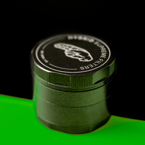 Keramik Grinder Hybrid geschlossen mit Hybrid Supreme Logo von oben.