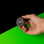 Keramik Grinder Hybrid in der Hand, geschlossener Logo-Deckel gut sichtbar.