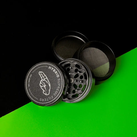 Keramik Grinder Hybrid vierteilig geöffnet, inklusive Sieb und Mahlwerk.