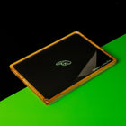 Hybrid x VonBlüte rolling tray mit Holzrahmen und schwarzer Glasoberfläche – minimalistisches Design mit grünem Logo auf kontrastreichem Hintergrund.