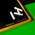 Nahaufnahme des Hybrid x VonBlüte rolling tray mit mehreren Aktivkohlefiltern auf schwarzer Glasfläche – edles Zubehör für sauberes Drehen.