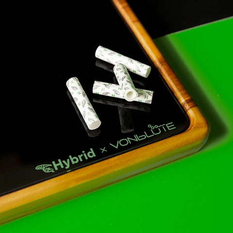 Nahaufnahme des Hybrid x VonBlüte rolling tray mit mehreren Aktivkohlefiltern auf schwarzer Glasfläche – edles Zubehör für sauberes Drehen.