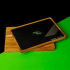 Hybrid x VonBlüte rolling tray im Set mit zusätzlicher Holzunterlage – hochwertige Drehunterlage mit schwarzer Glasfläche und grüner Hybrid Logo