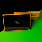 Zwei Hybrid x VonBlüte rolling trays aus Holz und Glas, übereinander positioniert – minimalistisches Design mit grünem Akzent.