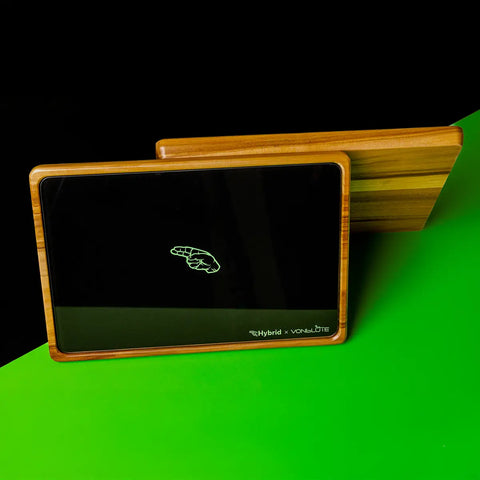 Zwei Hybrid x VonBlüte rolling trays aus Holz und Glas, übereinander positioniert – minimalistisches Design mit grünem Akzent.