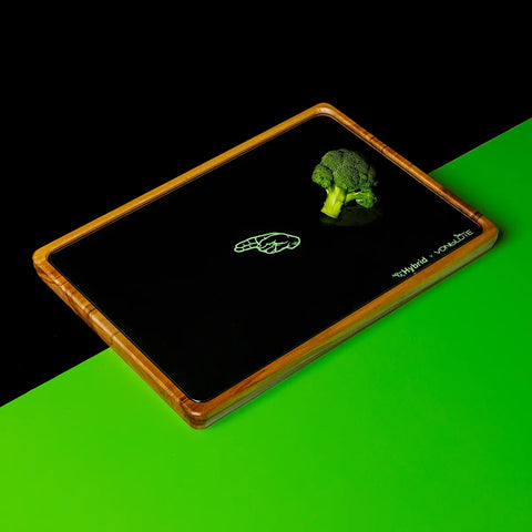 Hybrid x VonBlüte rolling tray mit Brokkoli als Dekoration – kreative Produktpräsentation auf grün-schwarzem Hintergrund.