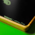 Detailaufnahme des Hybrid x VonBlüte Logos auf dem rolling tray – feine Holzrahmung und schwarzes Glas mit grünem Schriftzug.