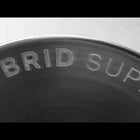 4-teiliger Edelstahl Grinder mit massivem Design, präzisen Schneidezähnen und Premium-Finish in einem cleanen Mood Video